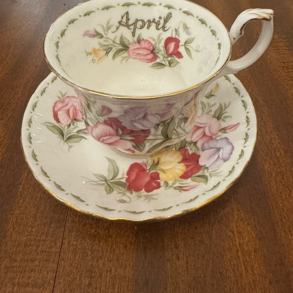 Royal Albert April - Sweet Pea Floral Teacup and Saucer Set